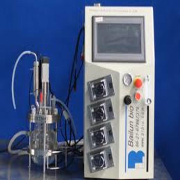 Лабораторен биореактор със стъклен съд с тотален обем 3 литра.Модел BLBIO-3GJGG. 